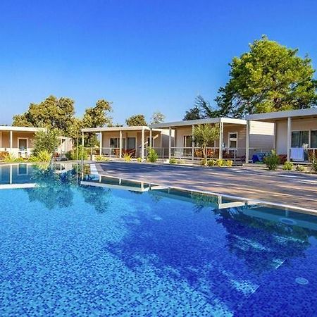 Mobile Home Mediteran Superior By The Pool In Caravan Park Strasko, Novalja Buitenkant foto