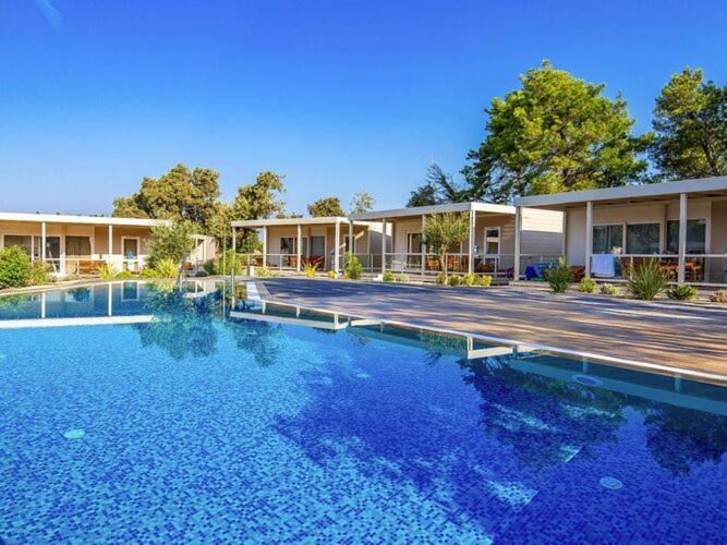 Mobile Home Mediteran Superior By The Pool In Caravan Park Strasko, Novalja Buitenkant foto