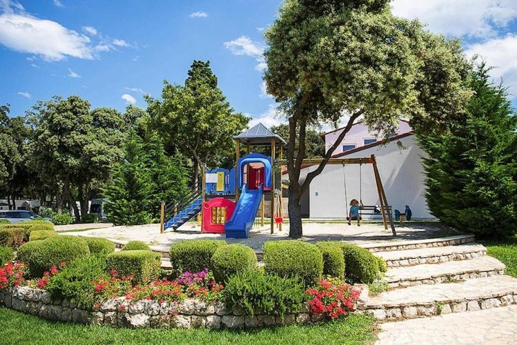 Mobile Home Mediteran Superior By The Pool In Caravan Park Strasko, Novalja Buitenkant foto