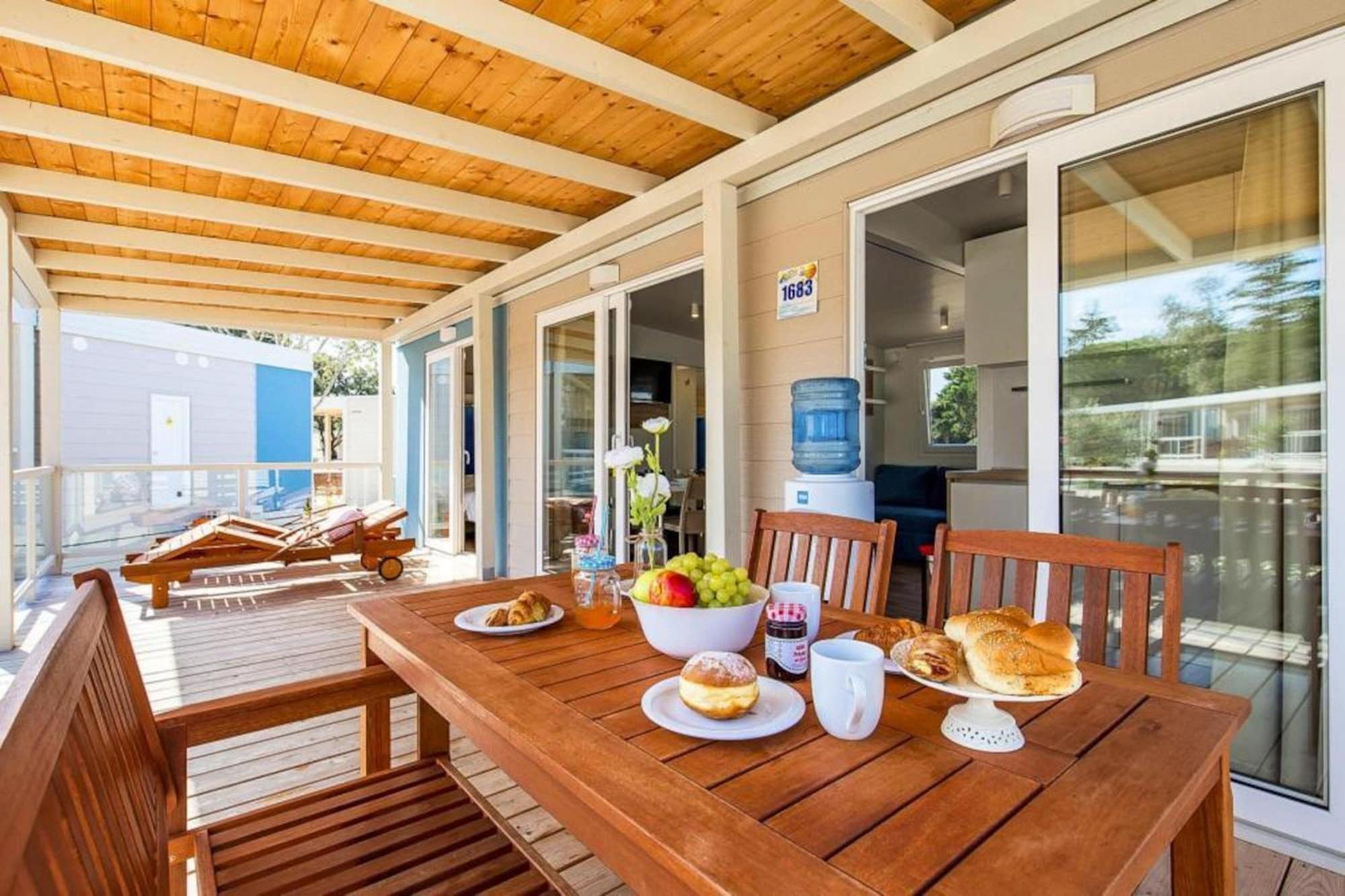 Mobile Home Mediteran Superior By The Pool In Caravan Park Strasko, Novalja Buitenkant foto